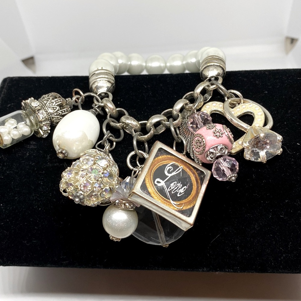Fashion bracelet with love themed charms stretchy beads to pull on
